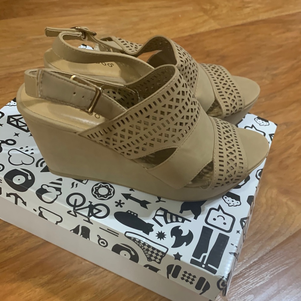 NIB! Laser cut Natural Wedges. Brand new